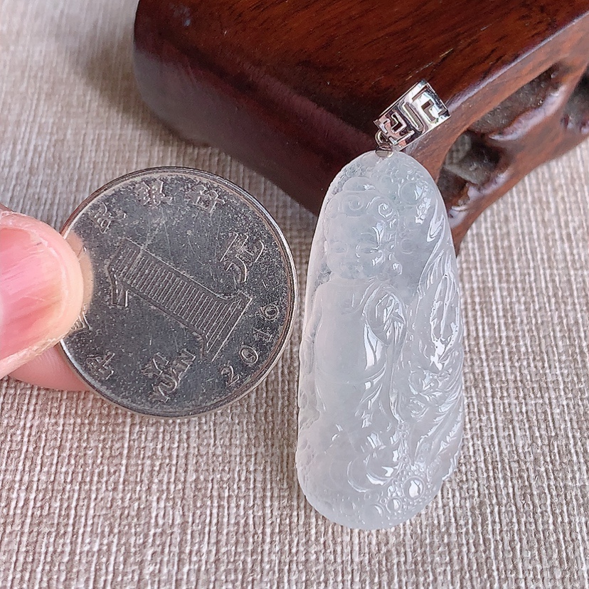 天然A货翡翠18K金扣头白月光大日如来吊坠 
尺寸36.2-16-7.8mm 重量8.06g 0315