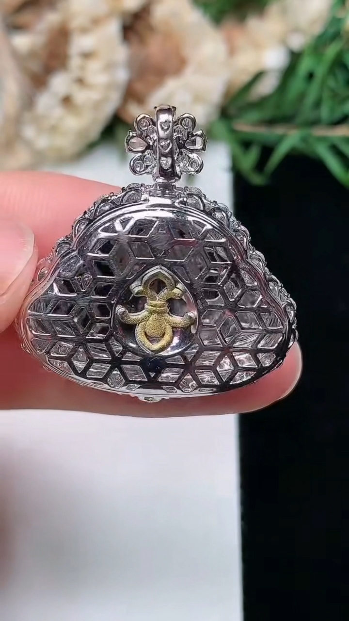 天然A货翡翠白冰佛公吊坠，尺寸30-28.4-11.3，裸石16.2-25.6，重量:8.83g
3月17日