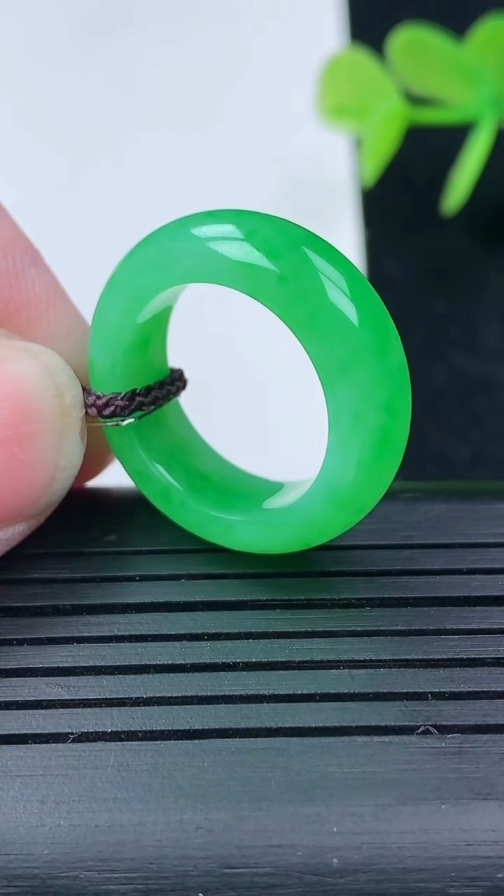 天然A货翡翠指环戒指尺寸16.2-6.6-3.7重量:5.29g2026年3月17日
工厂直销收藏佳