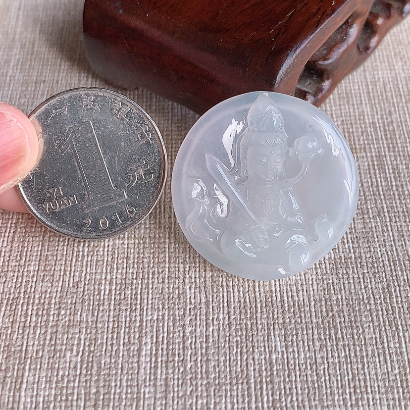 天然A货翡翠白月光虚空藏菩萨吊坠 
尺寸30-4.7mm 重量6.99g 0315