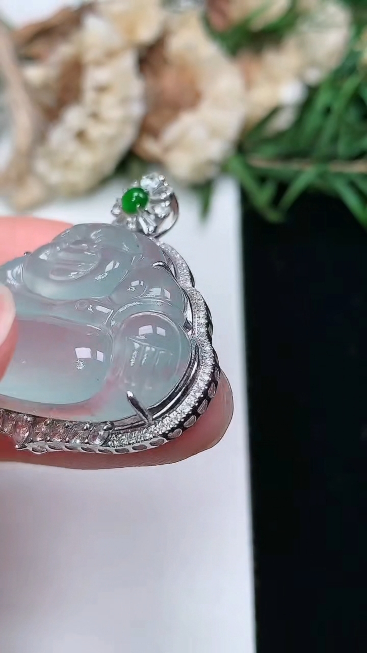 天然A货翡翠白冰佛公吊坠，尺寸33.4-32.2-9.3
3月17日