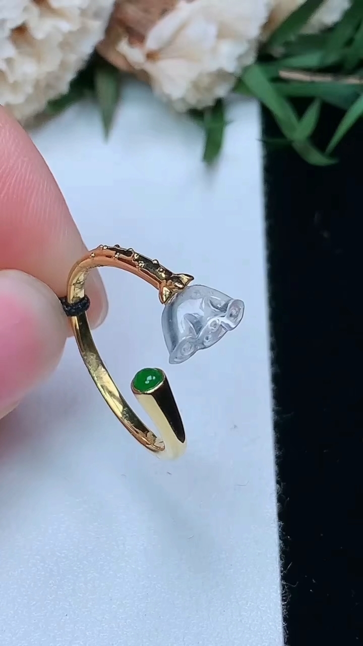 天然A货翡翠白冰莲蓬戒指，尺寸17-4.9-8.2-2.6，重量:2.18g2026年3月17日
工
