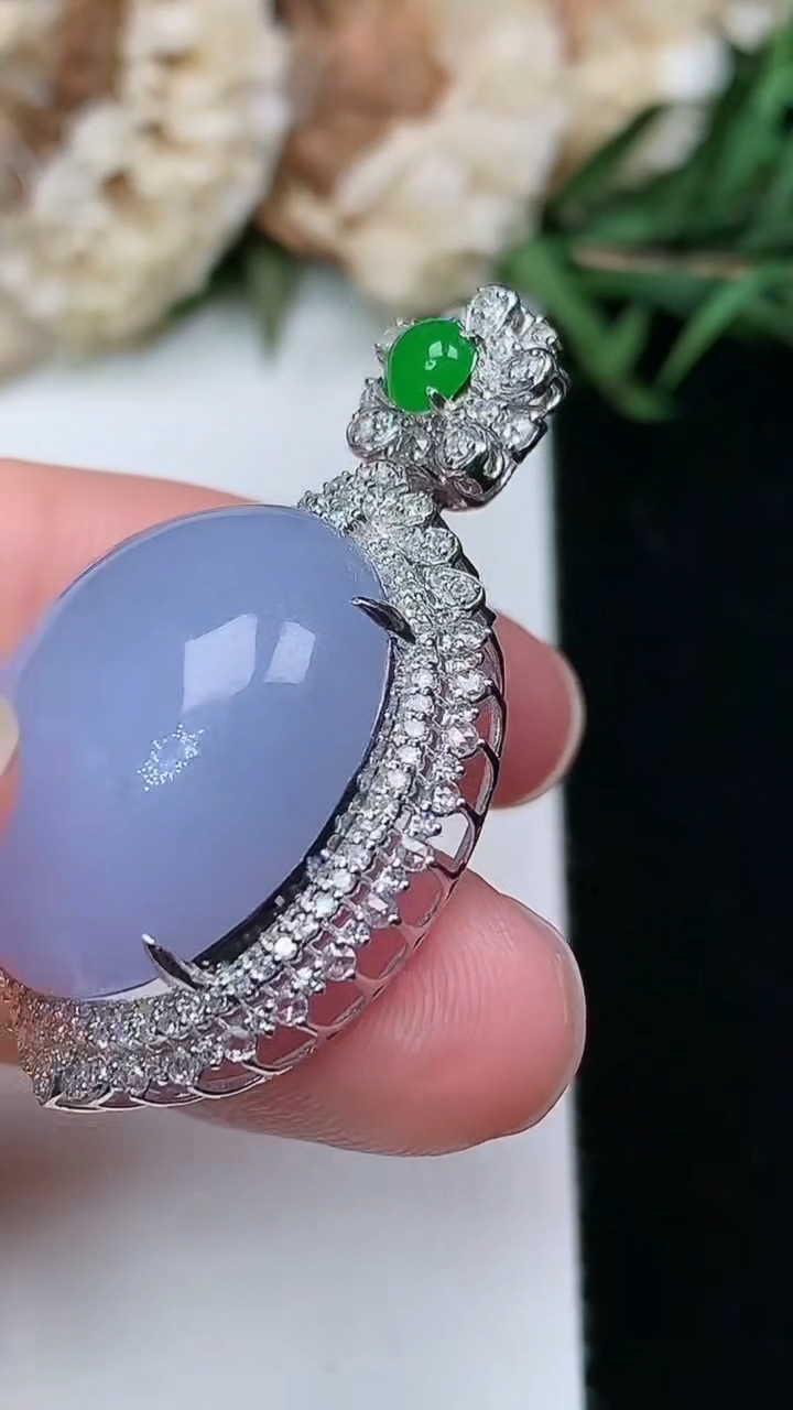 天然A货翡翠k金紫罗兰蛋面吊坠，尺寸36.7-21.3-13.7，裸石20.6-16.8，重量:8.66g
3月17日