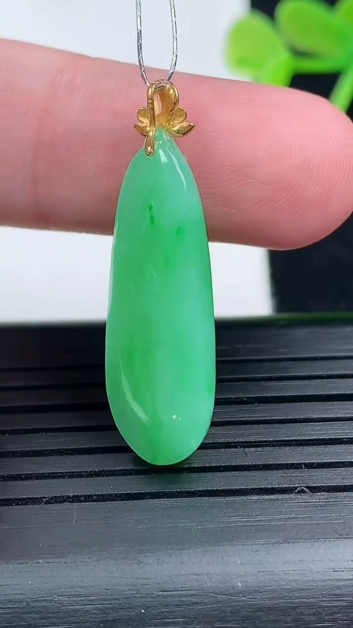 天然A货翡翠福瓜吊坠尺寸29.7-9.5-6.8重量:4.11g
3月17日