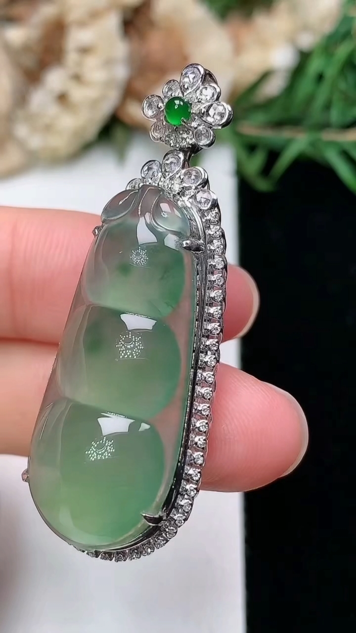 天然A货翡翠福豆吊坠，尺寸45.4-17.4-10.6，裸石32.5-15.2，重量:6.89g
3月17日