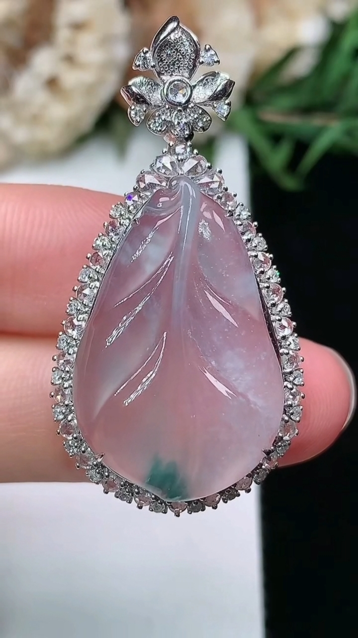 天然A货翡翠金枝玉叶 叶子吊坠，尺寸39.6-20.5-8.8，裸石25.2-16.3，重量:4.5