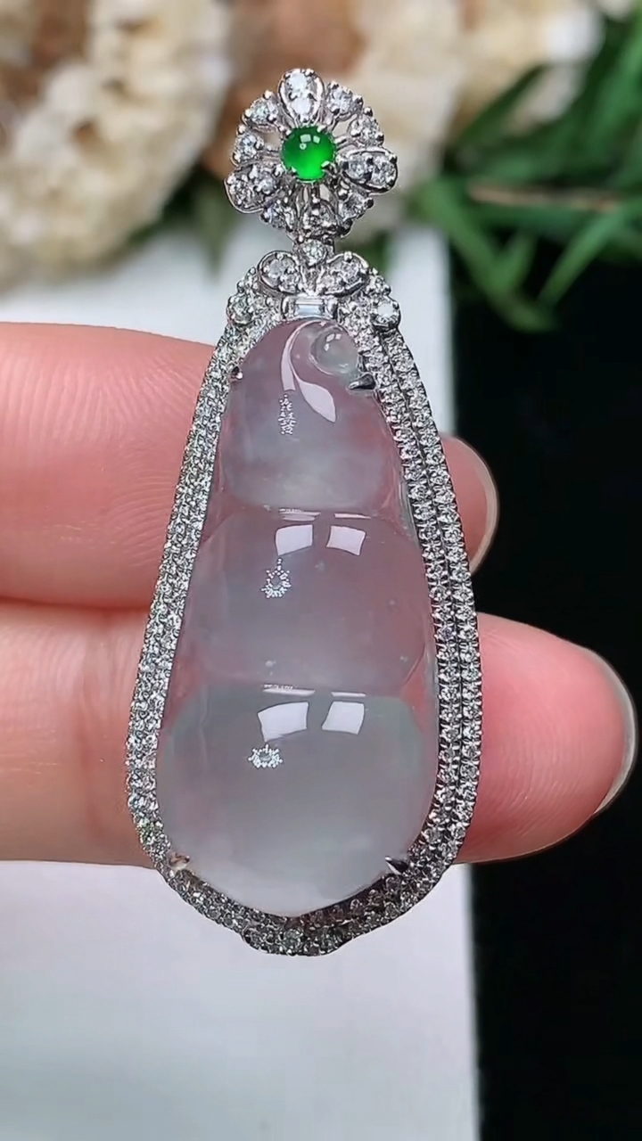 天然A货翡翠白冰福豆吊坠，尺寸38.8-15.5-11.5，裸石25.2-11.8，重量:4.16g
3月17日1.8，重量:4.16g