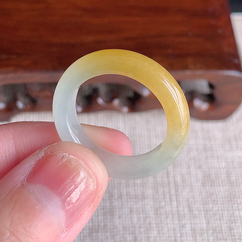 天然A货翡翠飘黄翡素面戒指 
尺寸18.8-4.7-3.6mm 重量3.80g 0315