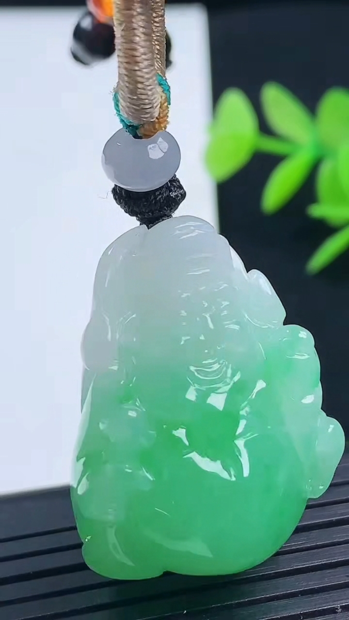 天然A货翡翠财神爷吊坠尺寸32.4-24.9-17.8重量:24.32g
3月17日