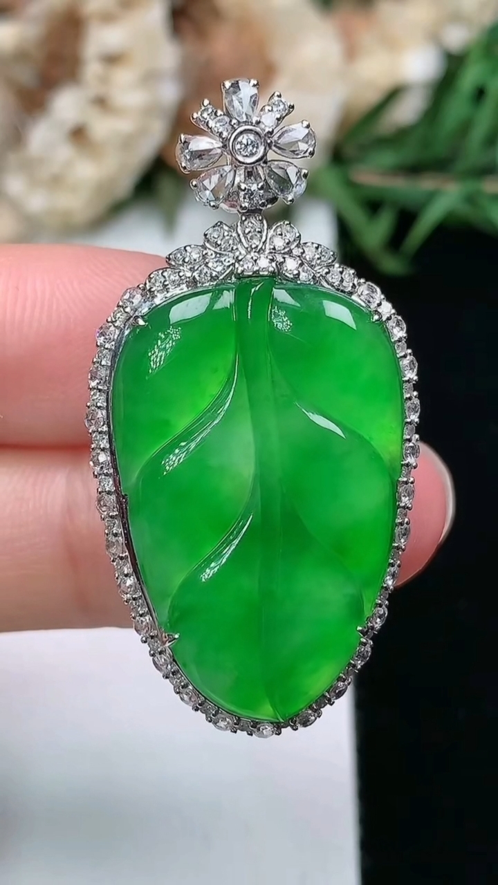 天然A货翡翠金枝玉叶 叶子吊坠，尺寸40-20.5-9.2，裸石26.3-17，重量:7.99g
3