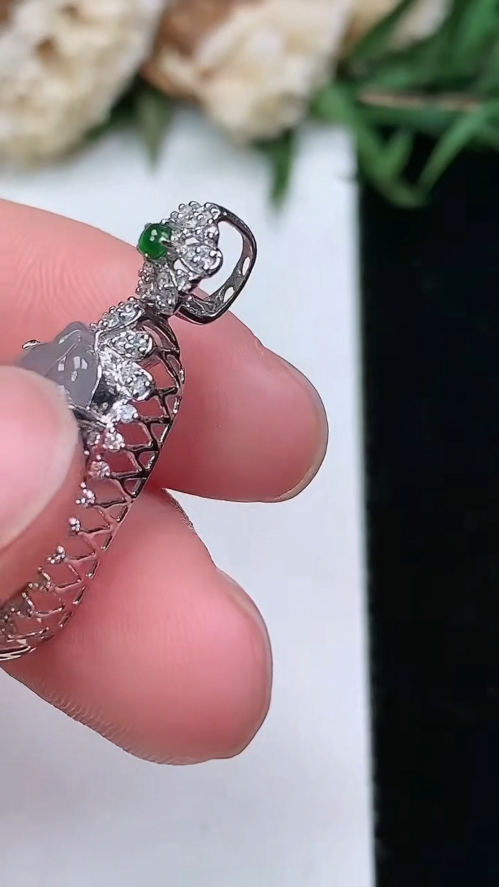 天然A货翡翠白冰金枝玉叶 叶子吊坠，尺寸28.9-14-8，裸石18.2-11，重量:2.66g
3月17日