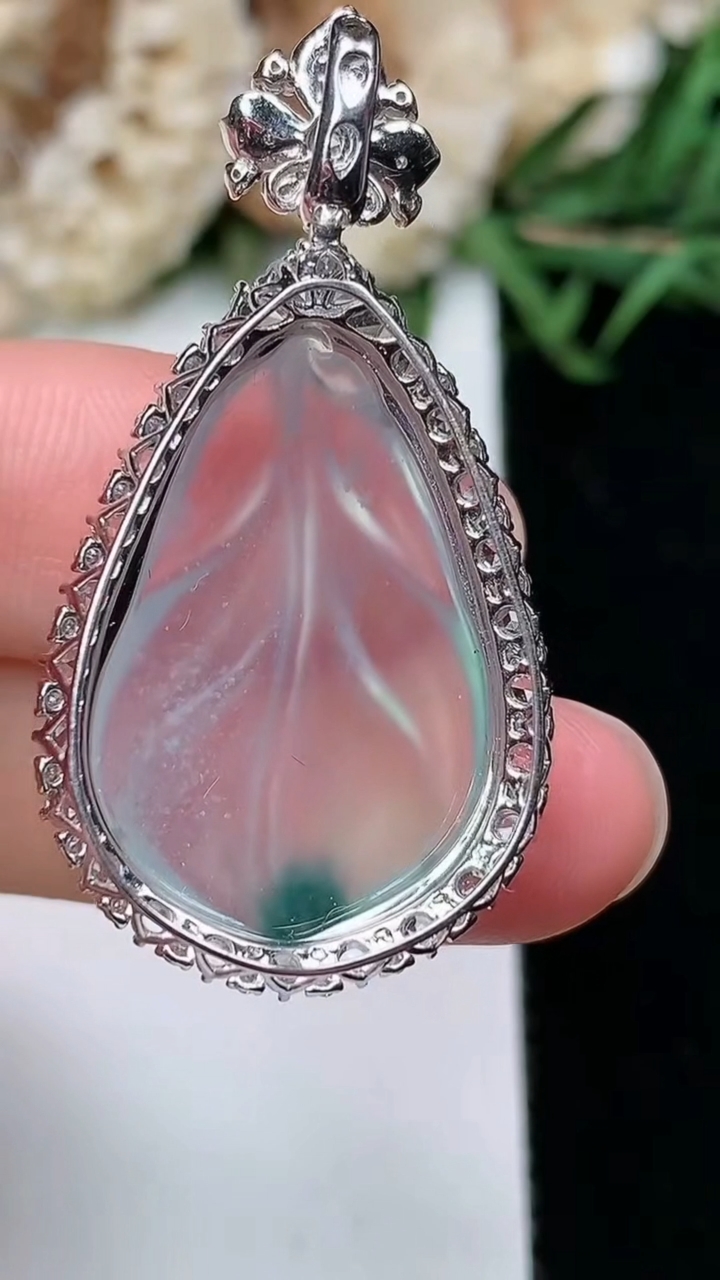 天然A货翡翠金枝玉叶 叶子吊坠，尺寸39.6-20.5-8.8，裸石25.2-16.3，重量:4.59g
3月17日