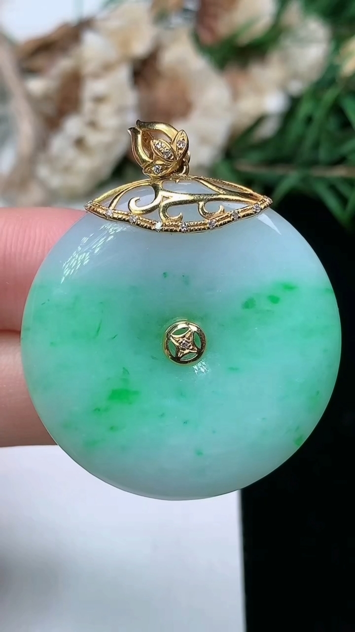 天然A货翡翠平安扣吊坠，尺寸31.6-5.9，重量:13.64g
3月17日