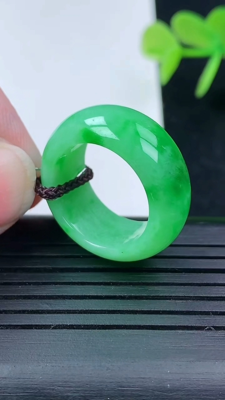 天然A货翡翠指环戒指尺寸16.7-9.3-3.6重量:6.77g2026年3月17日
工厂直销收藏佳