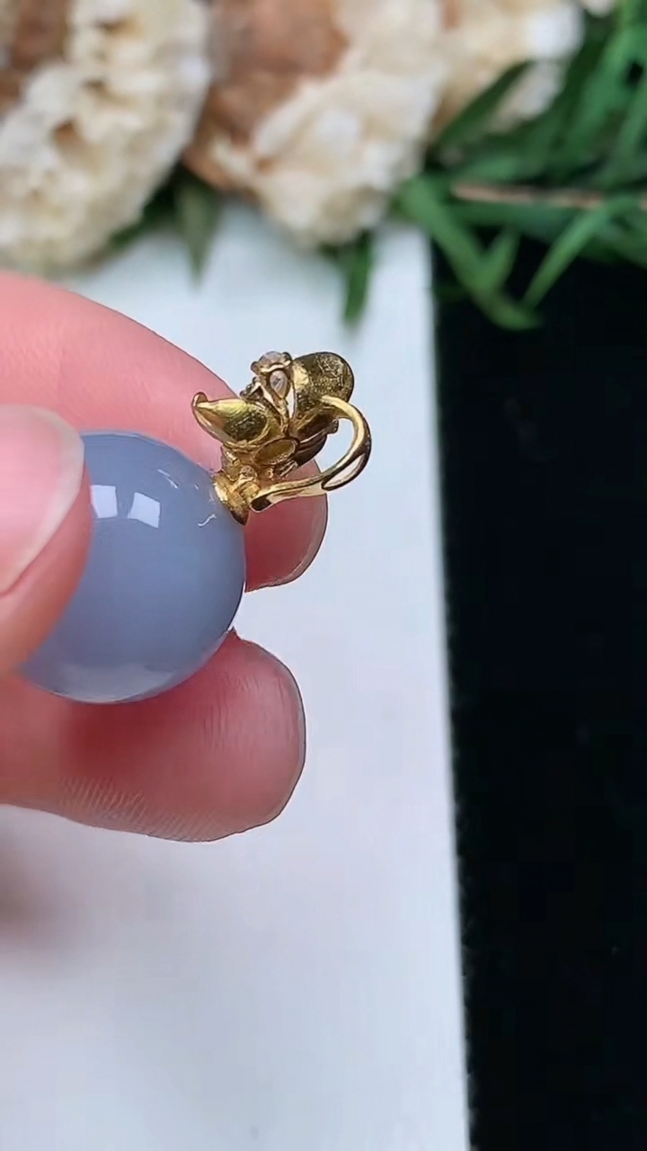 天然A货翡翠k金紫罗兰圆珠吊坠，尺寸12.6，重量:3.89g3月17日
工厂直销收藏佳品,种好水足，色泽均匀，有种有色，上手高大气！