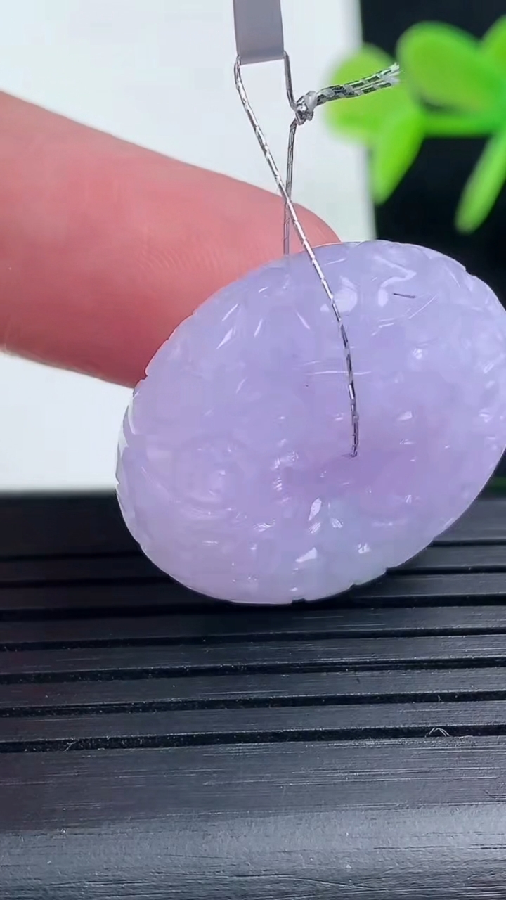 天然A货翡翠春带彩紫罗兰雕花平安扣吊坠尺寸26.3-10.3重量:14.58g
3月17日