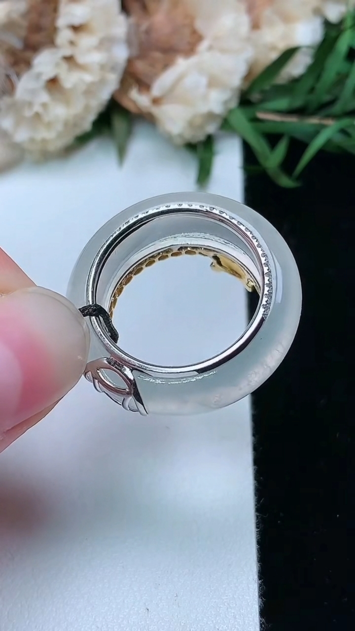 天然A货翡翠白冰指环戒指，尺寸17.2-6-3.8，重量:7.00g2026年3月17日
工厂直销收藏佳品,种好水足，色泽均匀，有种有色，上手高大气！