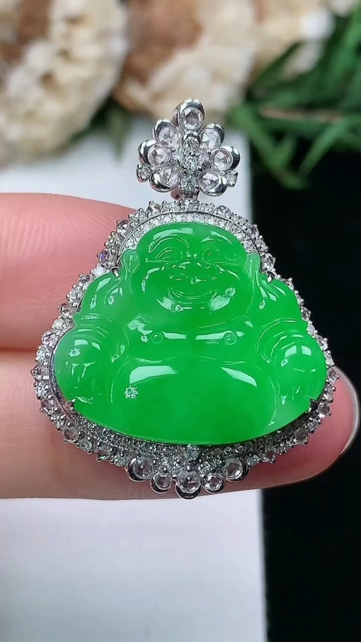 天然A货翡翠佛公吊坠，尺寸31.6-23.9-9.8，裸石16.8-20.5，重量:6.37g
3月