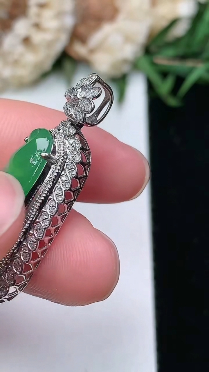 天然A货翡翠福豆吊坠，尺寸34.5-13.3-8.5，裸石22.4-8.5，重量:4.45g
3月17日