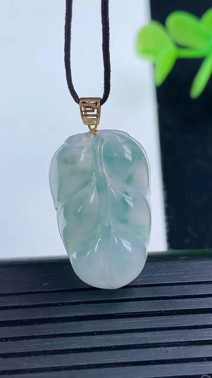 天然A货翡翠18K金飘花金枝玉叶 叶子吊坠尺寸23.6-14.7-5重量:3.47g
3月17日