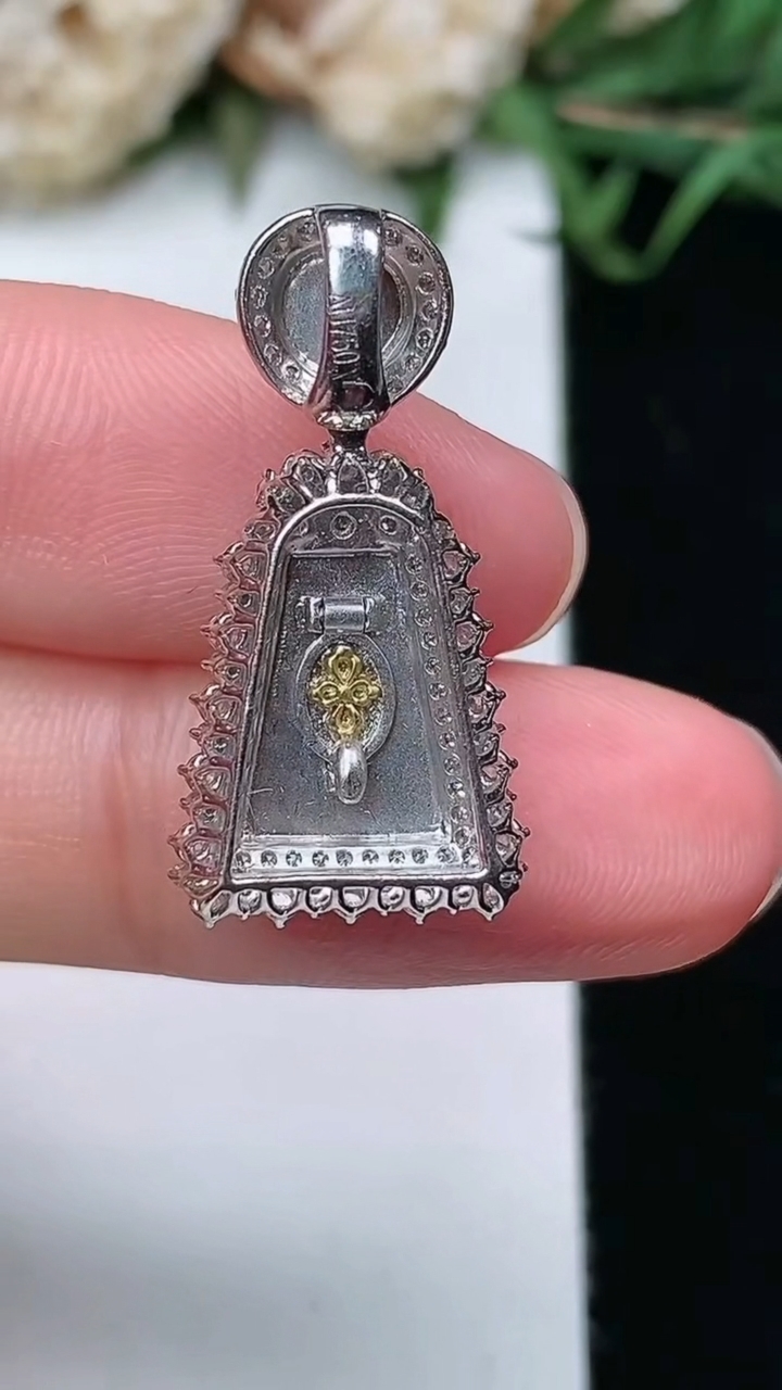 天然A货翡翠无事牌吊坠，尺寸24.8-12.6-7.6，裸石10.6-7.6，重量:2.65g
3月17日