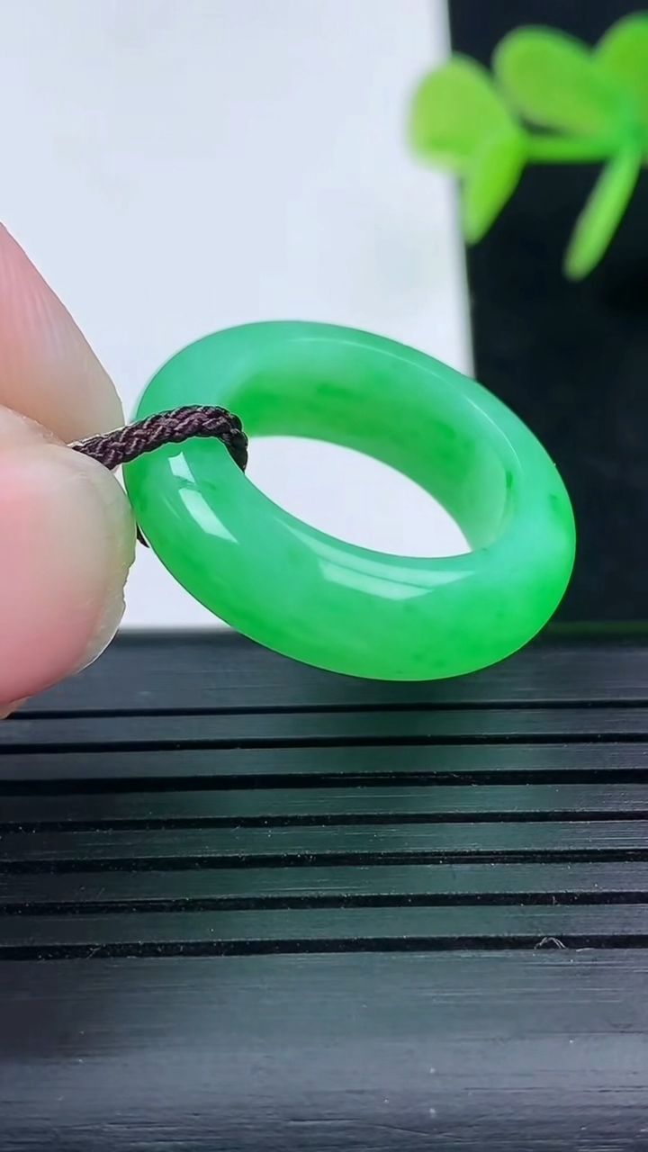 天然A货翡翠指环戒指尺寸16.2-6.6-3.7重量:5.29g2026年3月17日
工厂直销收藏佳品,种好水足，色泽均匀，有种有色，上手高大气！