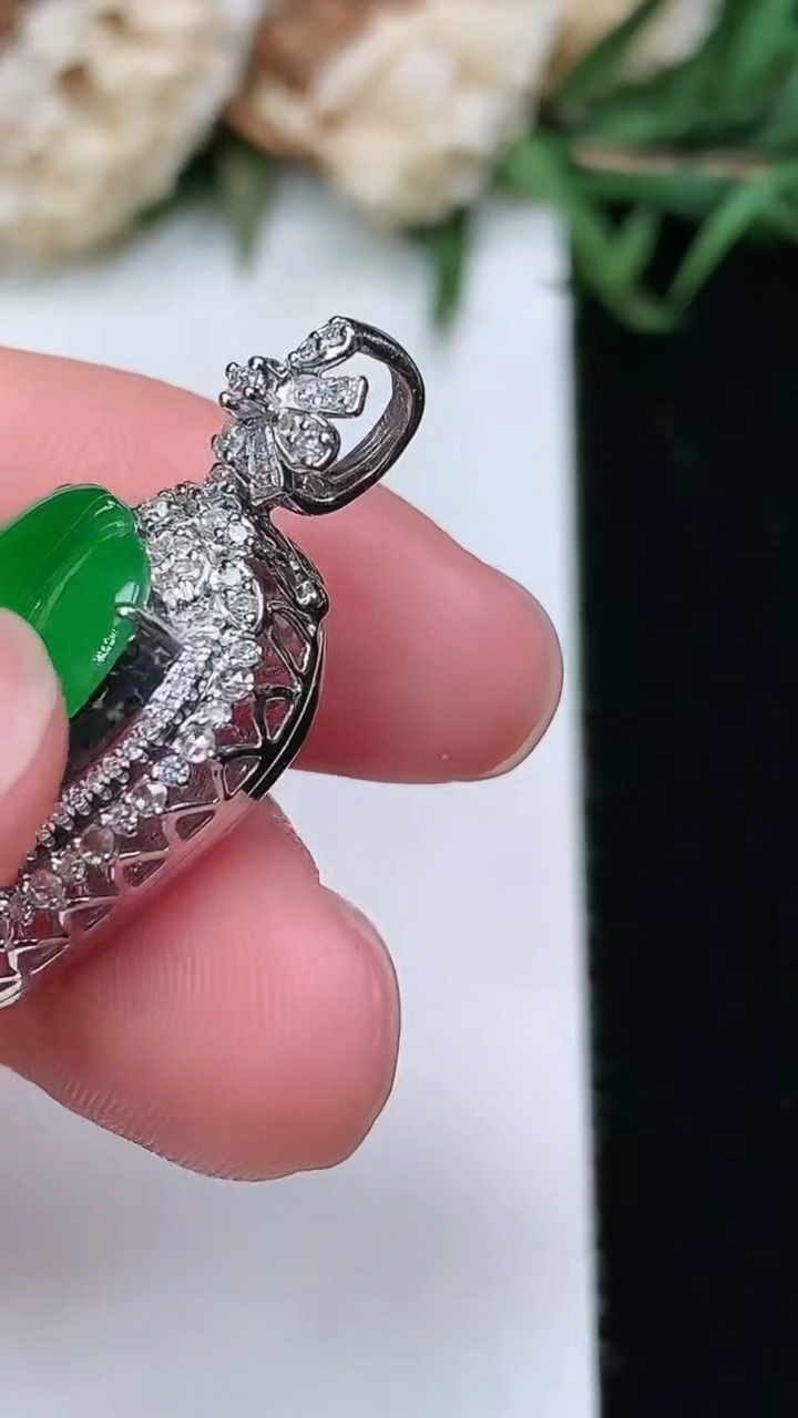 天然A货翡翠金枝玉叶 叶子吊坠，尺寸29.9-15.8-9.3
3月17日