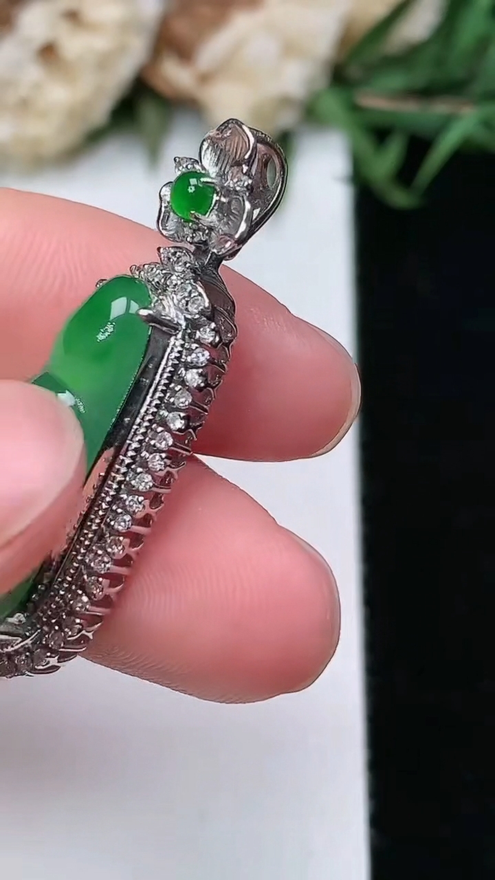 天然A货翡翠福豆吊坠，尺寸33.9-11.6-8.6，裸石21.7-7.7，重量:4.58g
3月17日