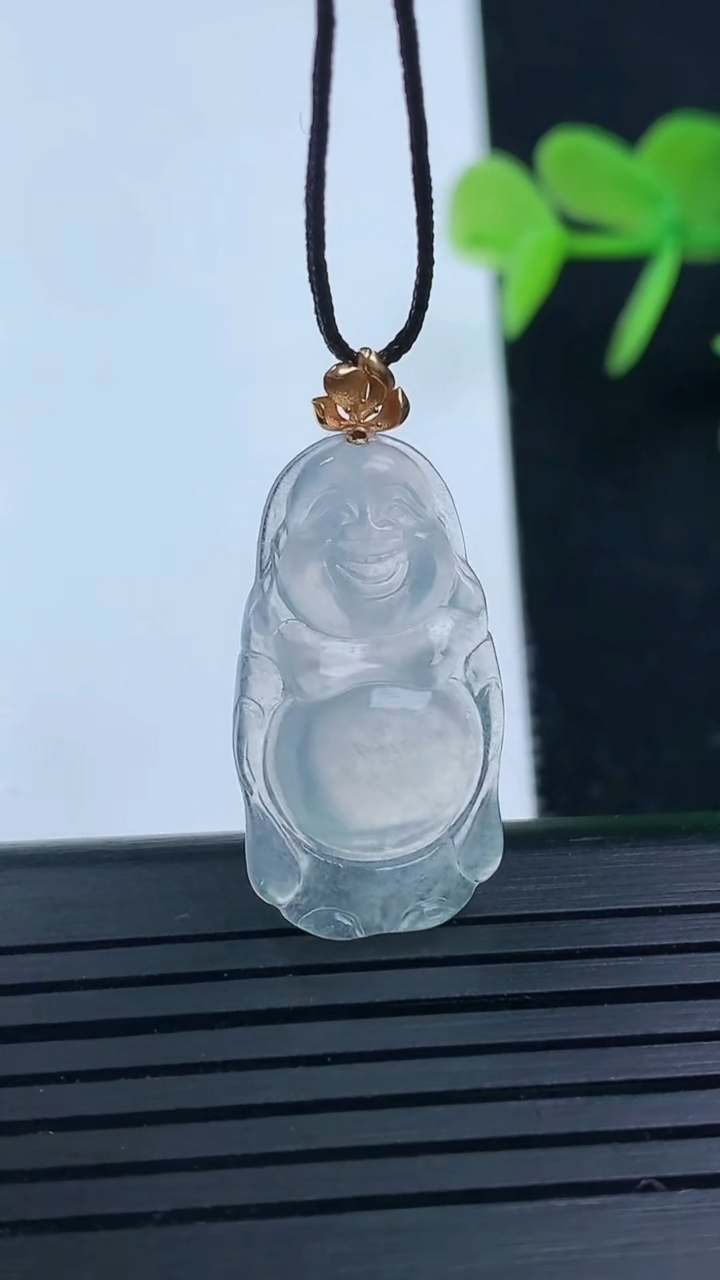 天然A货翡翠种白冰站佛 佛公吊坠尺寸25.4-13.6-3.7重量:2.45g
3月17日