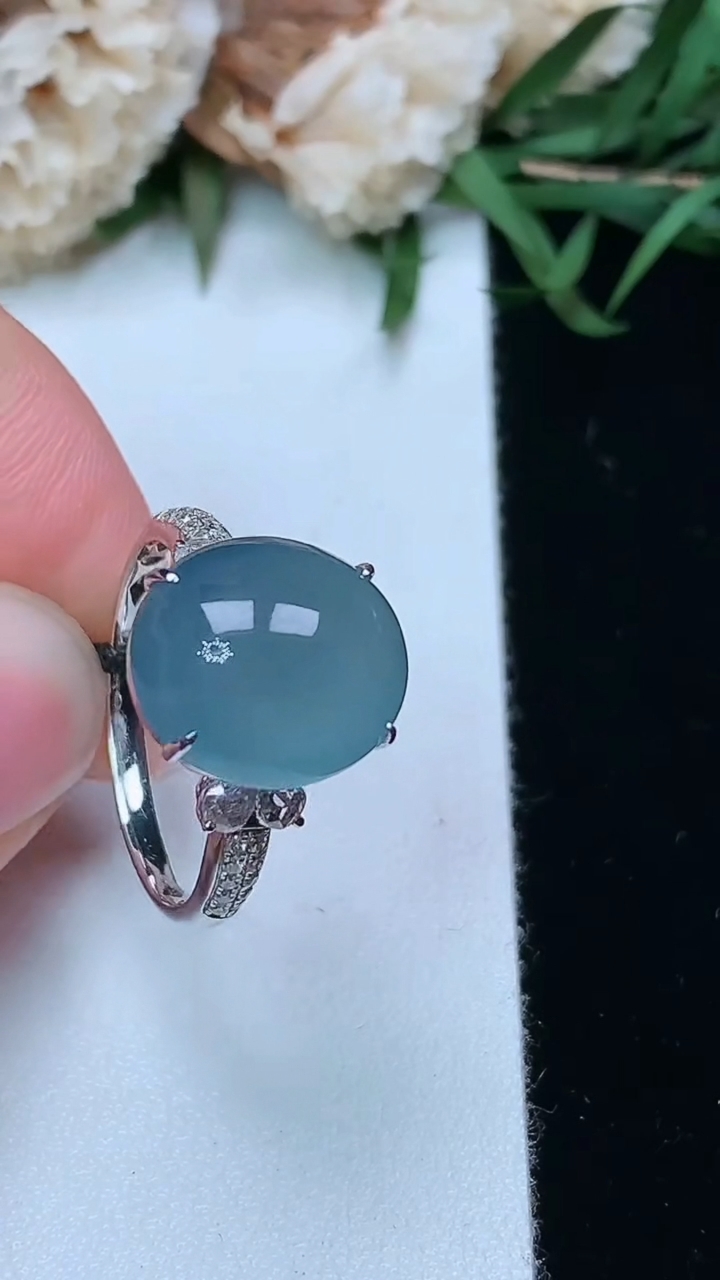 天然A货翡翠蓝水蛋面戒指，尺寸17.2-12.4-11，重量:3.36g2026年3月17日
工厂直销收藏佳品,种好水足，色泽均匀，有种有色，上手高大气！