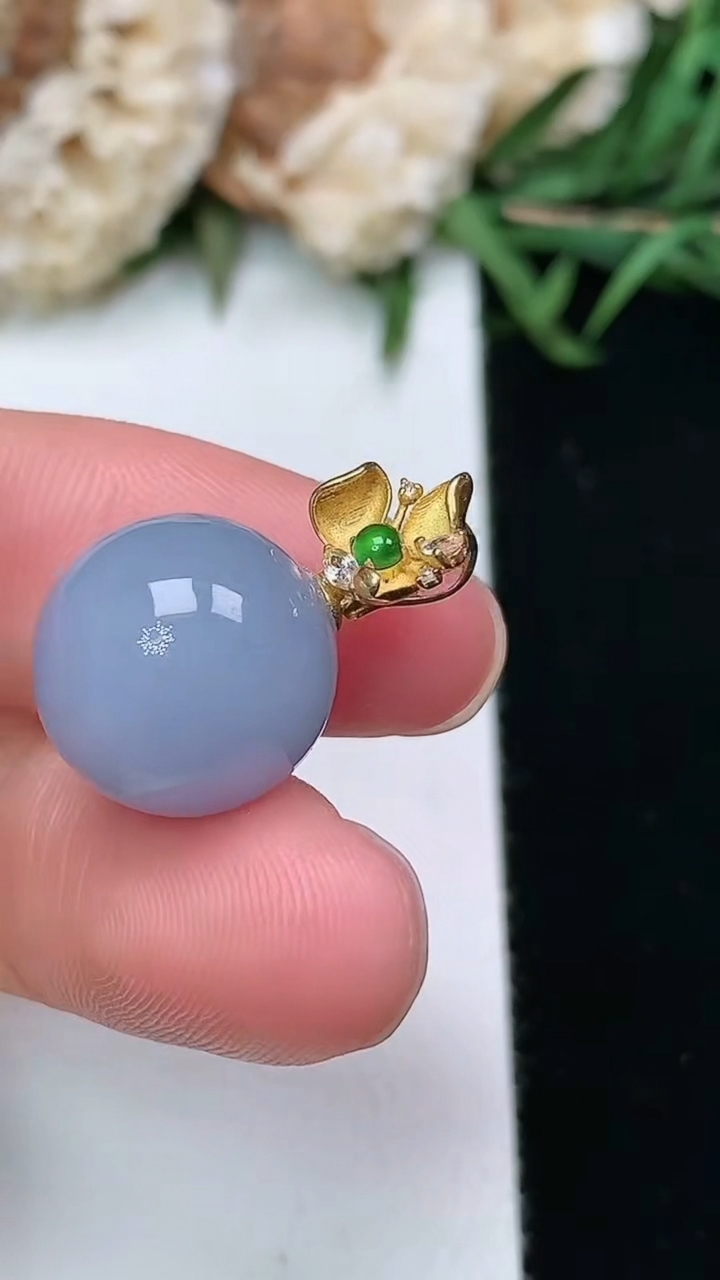 天然A货翡翠k金紫罗兰圆珠吊坠，尺寸12.6，重量:3.89g3月17日
工厂直销收藏佳品,种好水足，色泽均匀，有种有色，上手高大气！