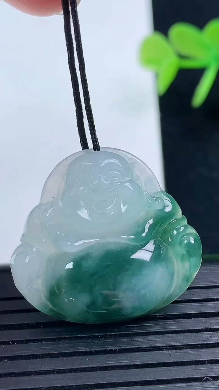 天然A货翡翠飘花佛公吊坠尺寸25.6-27.8-5.8重量:6.77g
3月17日