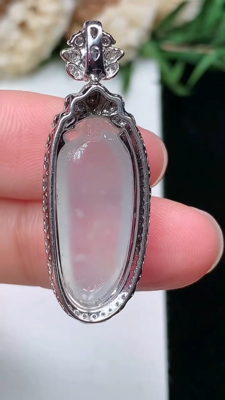 天然A货翡翠白冰福瓜吊坠，尺寸34.3-12.4-8.6，裸石22.7-9
3月17日