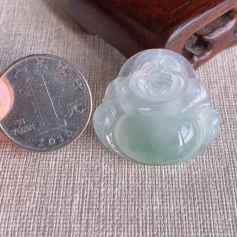 天然A货翡翠晴水佛公吊坠 
尺寸30-32.2-6.2mm 重量9.32g 0315