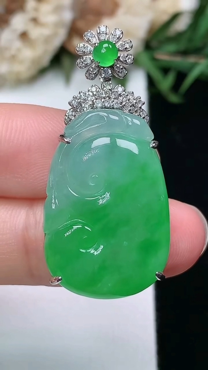 天然A货翡翠如意吊坠，尺寸24.6-16.5-7.4，重量:6.60g
3月17日