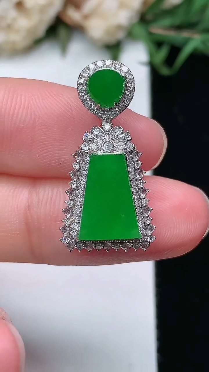 天然A货翡翠无事牌吊坠，尺寸24.8-12.6-7.6，裸石10.6-7.6，重量:2.65g
3月17日