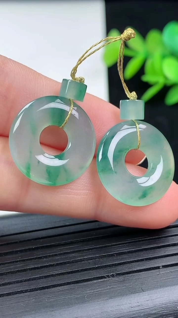 天然A货翡翠冰种飘花平安环吊坠一对尺寸18.1-2.9重量:4.51g
3月17日