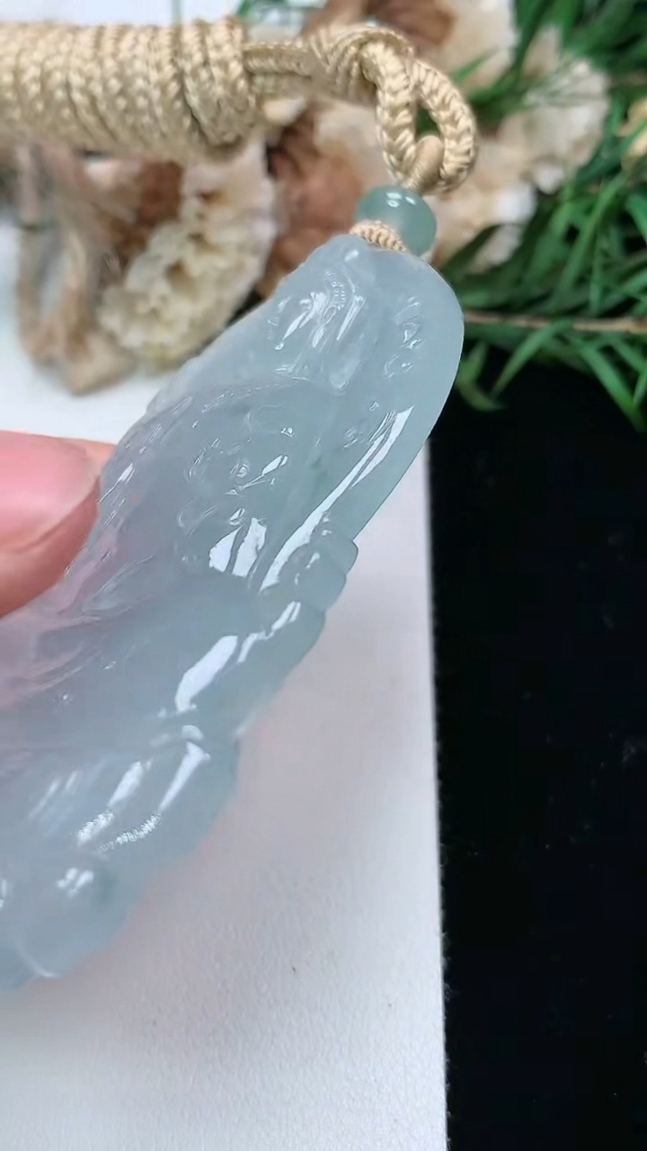 天然A货翡翠飘花大势至观音菩萨吊坠，尺寸68.3-36.8-7，重量:40.38g
3月17日