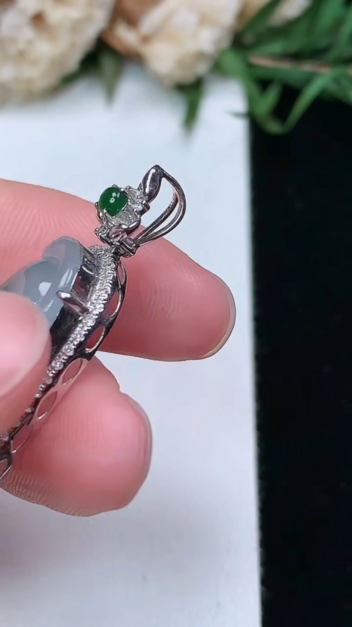 天然A货翡翠飘花如意吊坠，尺寸31.8-15.4-6.3，裸石21.5-13.3，重量:3.68g
3月17日