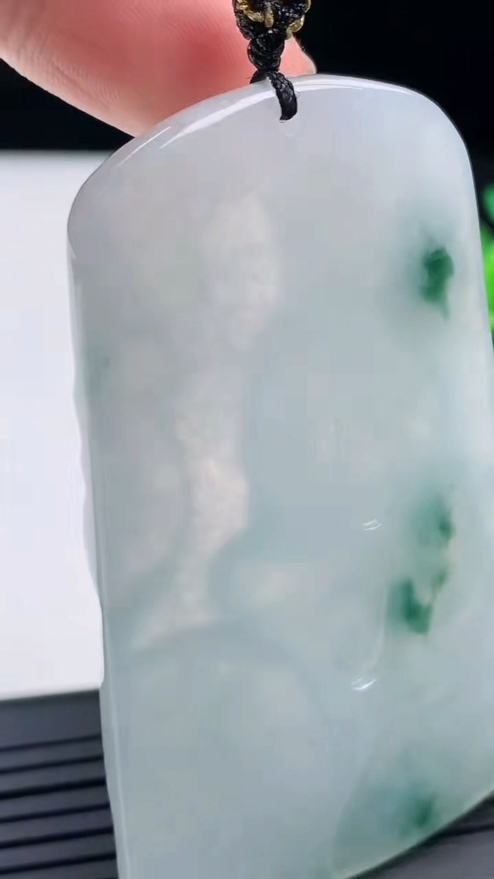 天然A货翡翠冰种飘花普贤菩萨吊坠尺寸61.4-37.6-7.5重量:36.13g
3月17日