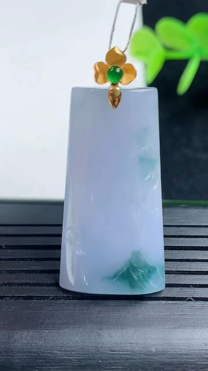 天然A货翡翠18K金紫罗兰飘花无事牌吊坠尺寸32.1-16.7-5重量:7.94g
3月17日