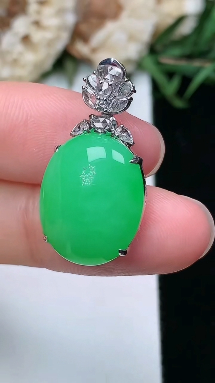 天然A货翡翠蛋面吊坠，尺寸16-13.4-9.8，重量:5.25g
3月17日