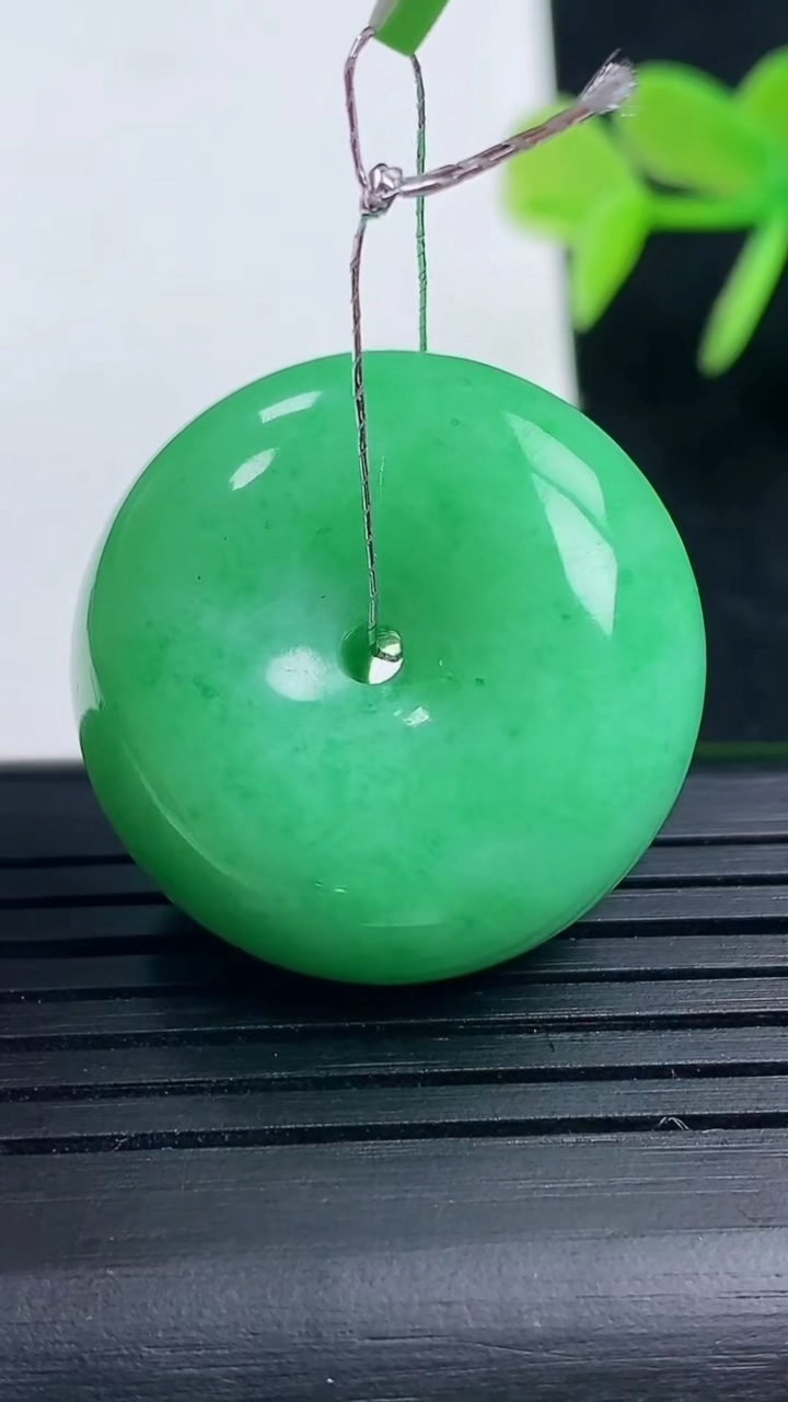 天然A货翡翠平安扣吊坠尺寸26.9-11.9重量:19.21g
3月17日