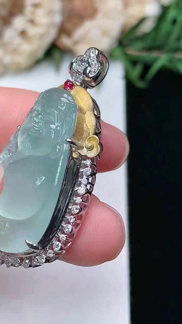 天然A货翡翠白冰财神爷吊坠，尺寸37.5-20.4-9.6，裸石26.7-16.7，重量:7.24g
3月17日