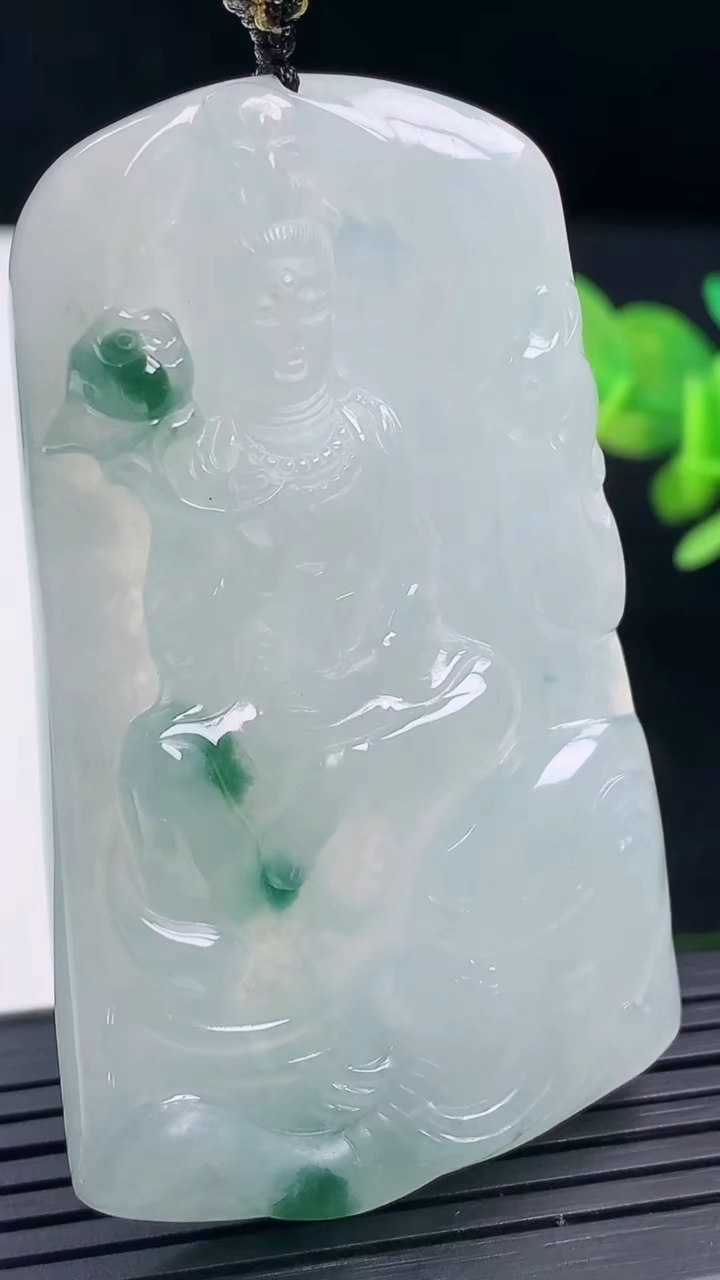 天然A货翡翠冰种飘花普贤菩萨吊坠尺寸61.4-37.6-7.5重量:36.13g
3月17日