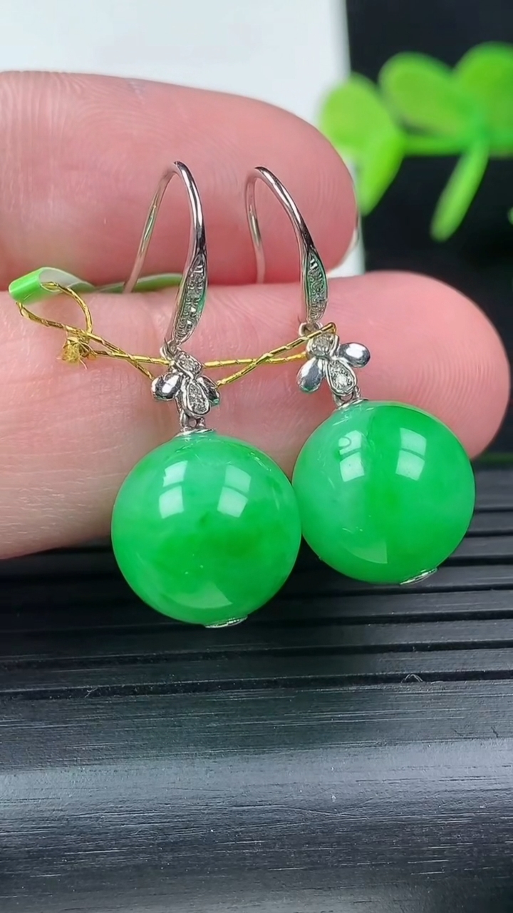 天然A货翡翠圆珠耳坠尺寸11.8重量:7.47g3月17日
工厂直销收藏佳品,种好水足，色泽均匀，有种有色，上手高大气！