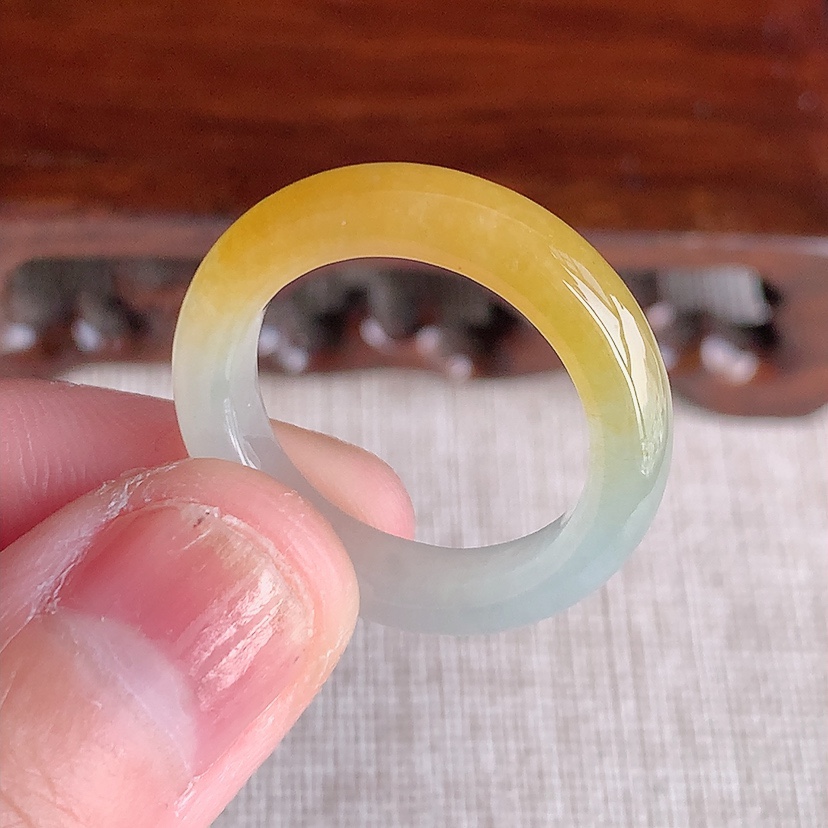 天然A货翡翠飘黄翡素面戒指 
尺寸18.8-4.7-3.6mm 重量3.80g 0315