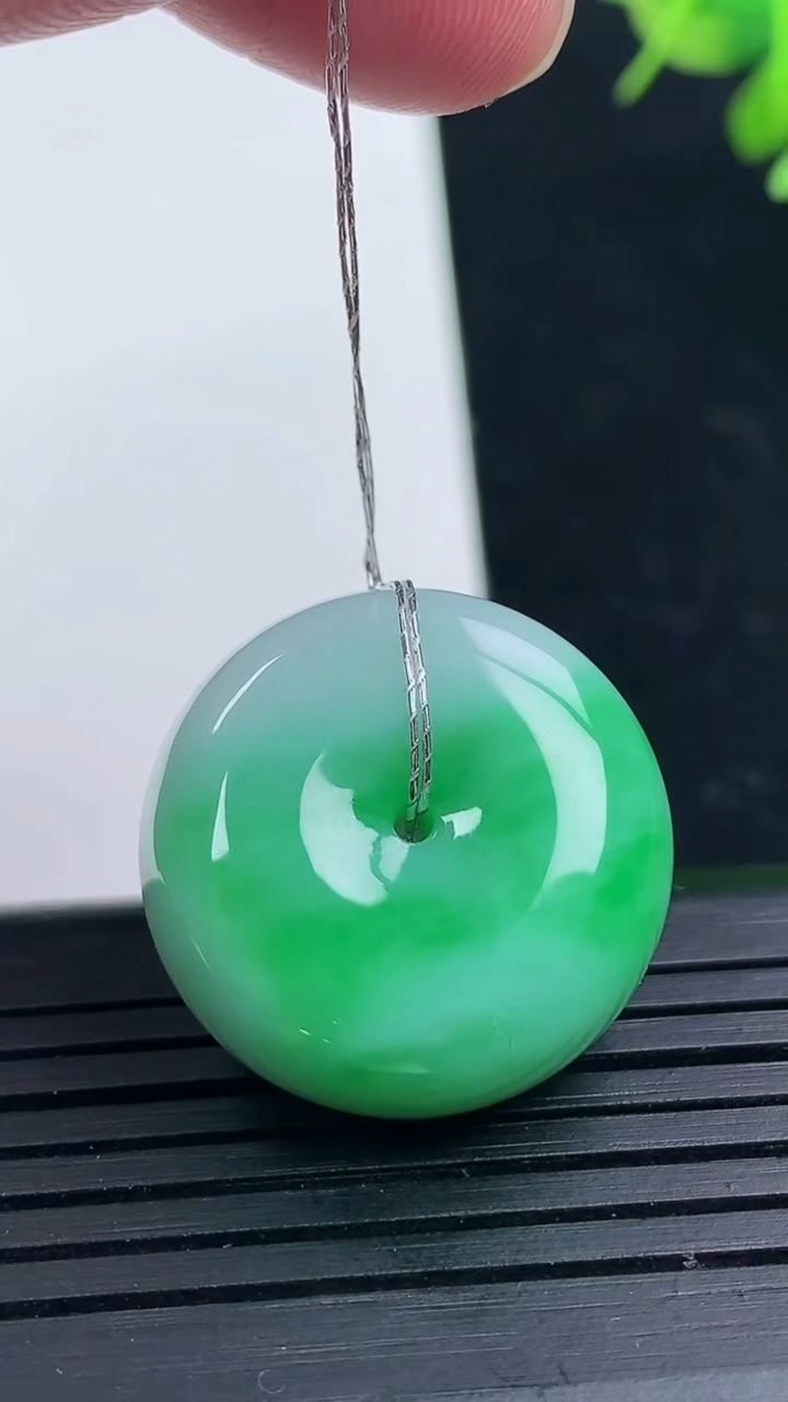 天然A货翡翠平安扣吊坠尺寸22.9-11.2重量:13.52g
3月17日