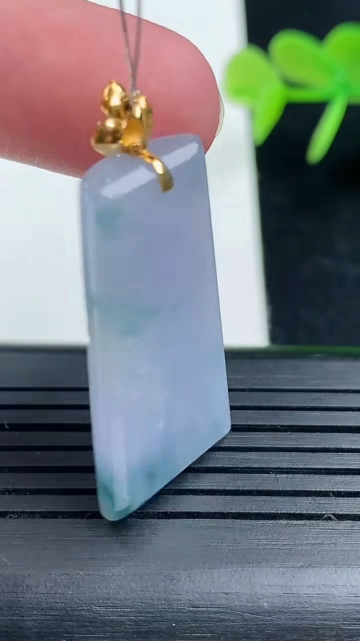 天然A货翡翠18K金紫罗兰飘花无事牌吊坠尺寸32.1-16.7-5重量:7.94g
3月17日