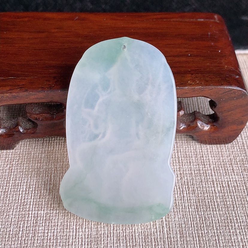 天然A货翡翠飘花文殊菩萨吊坠 
尺寸51-31.5-4.6mm 重量18.77g 0315